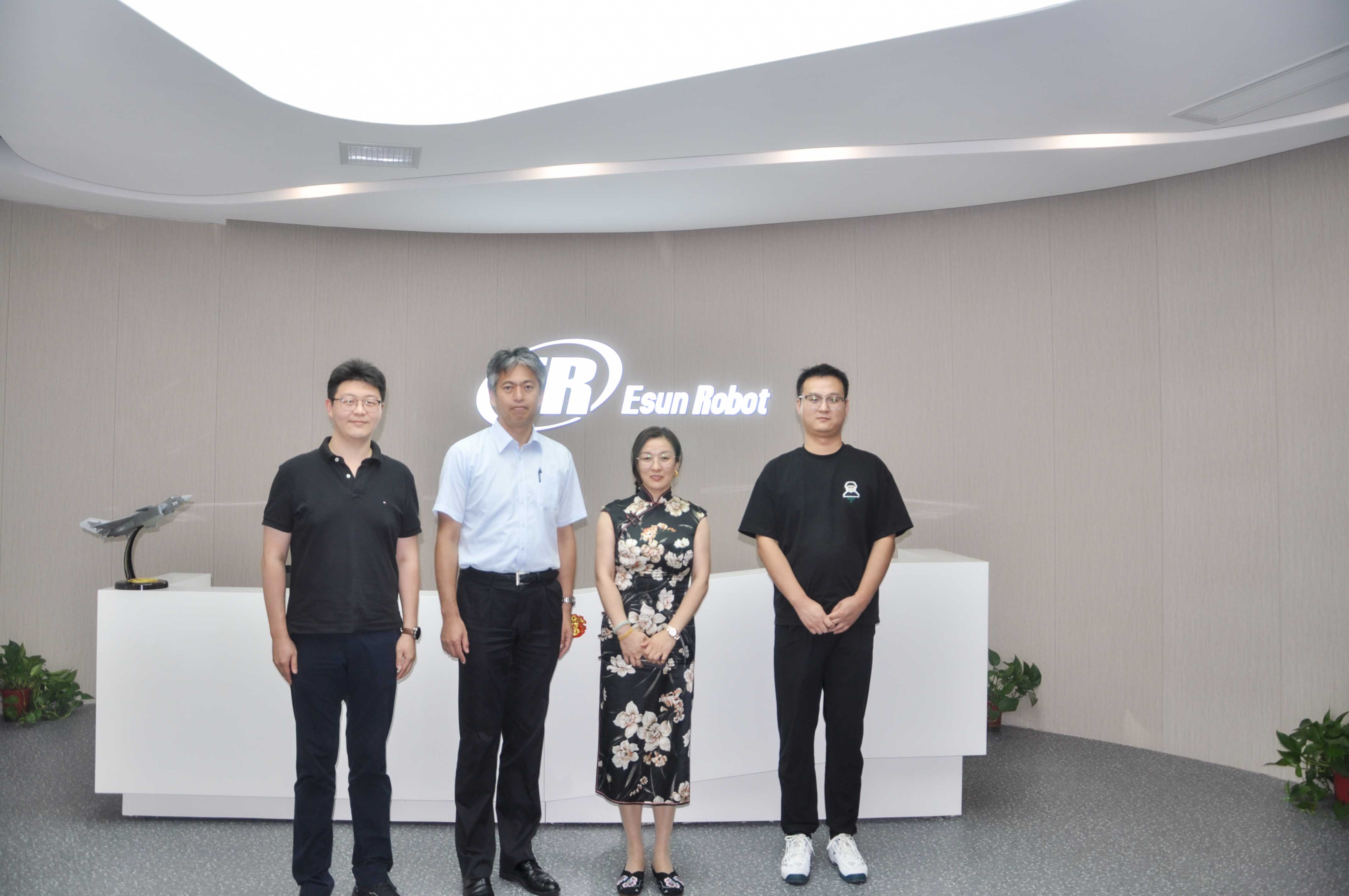 热烈欢迎EPSON岩崎副总经理一行莅临镒升机器人参观！
